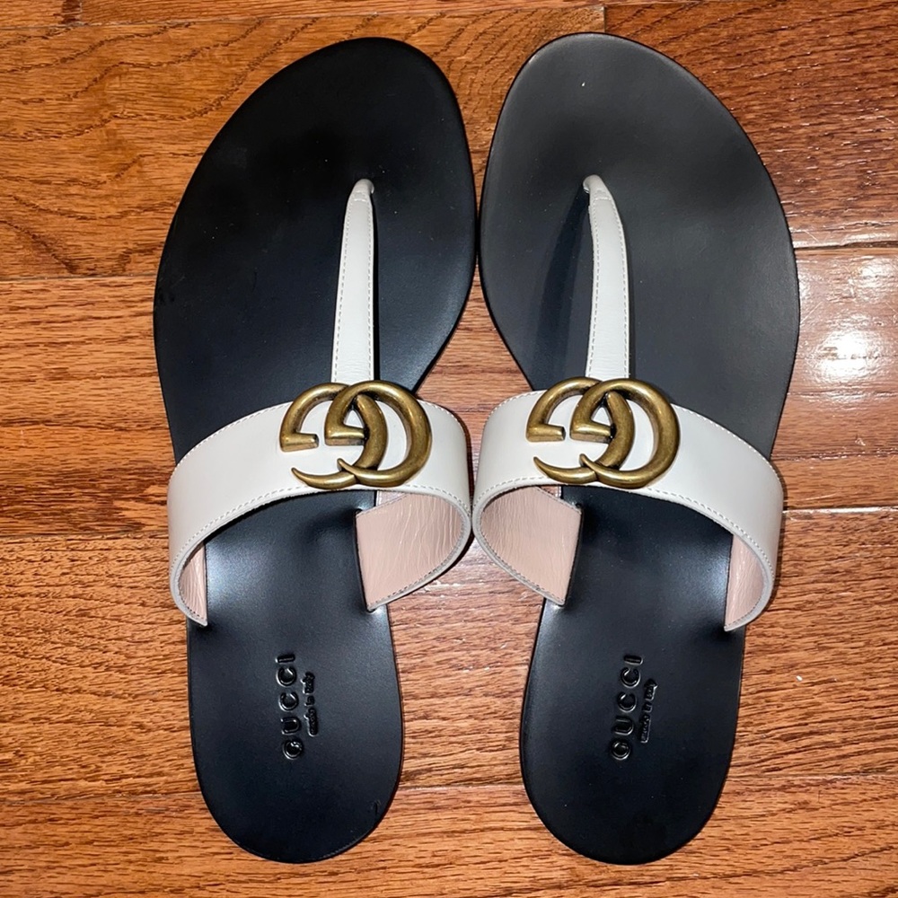 Gucci Leather thong sandal with Double G